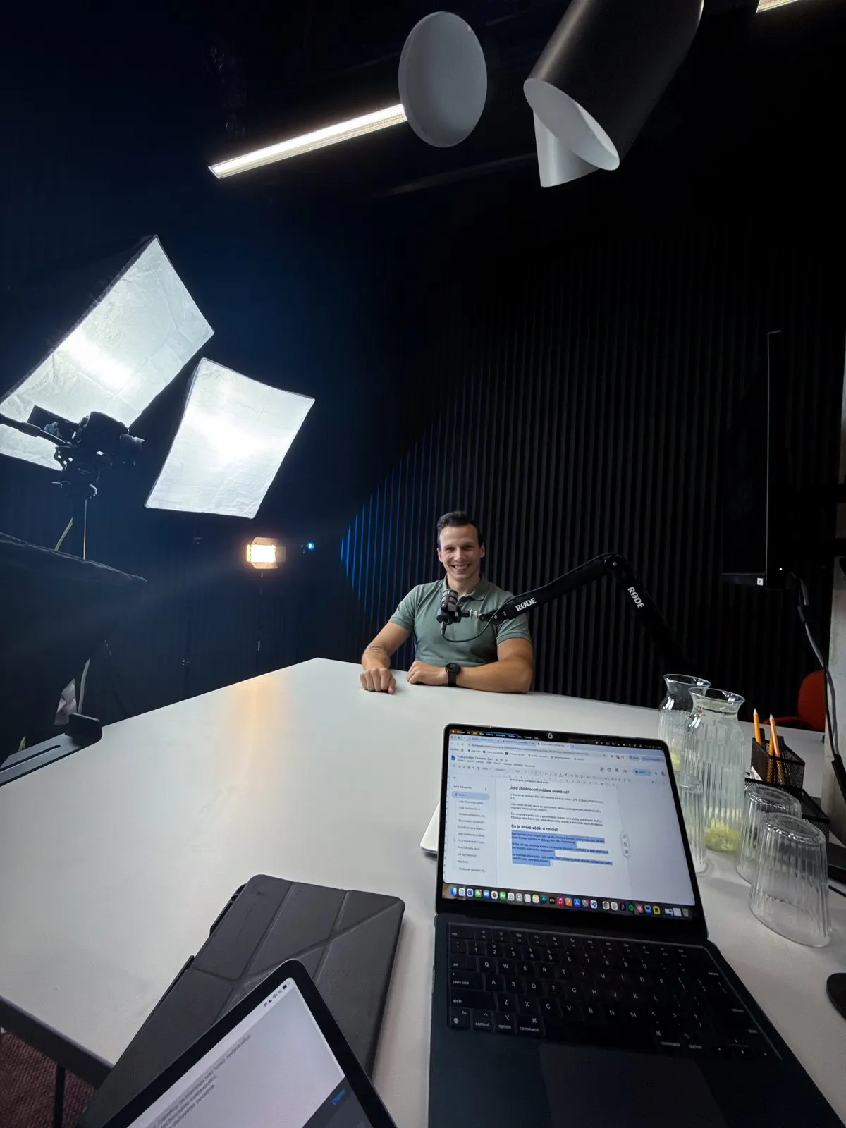 Natáčení video obsahu pro Coinmate.io ve studiu se světly