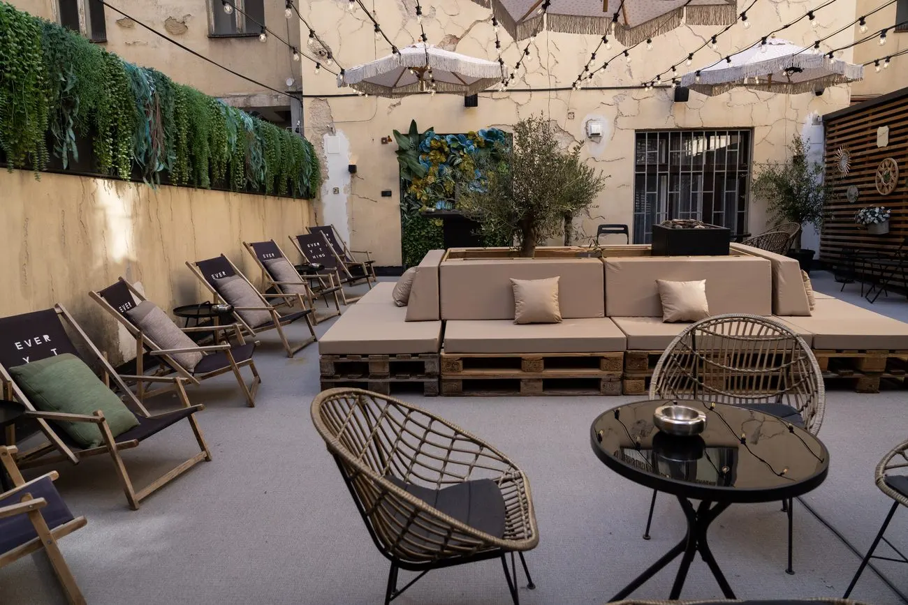Venkovní terasa a lounge posezení Everything Pardubice