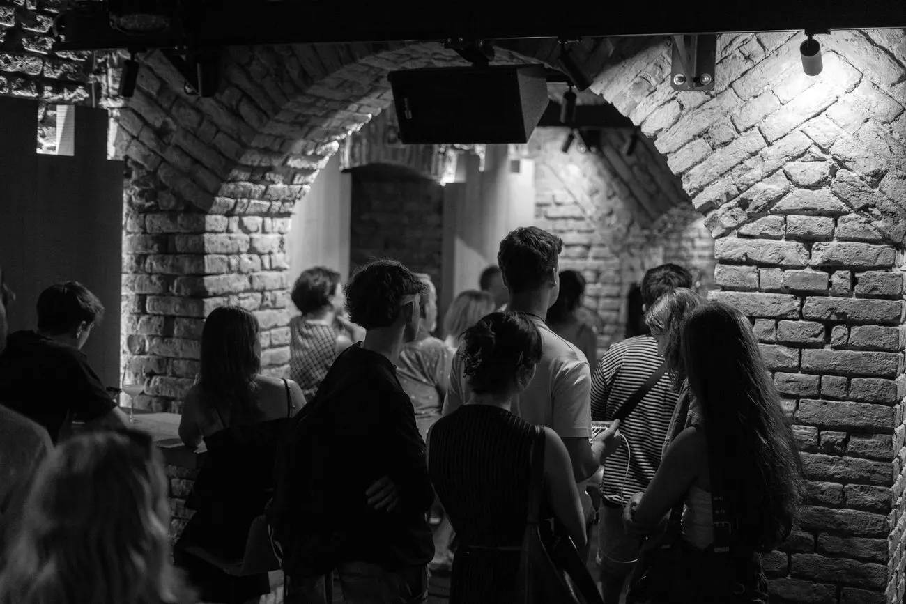 Černobílá momentka z koncertu v Everything Pardubice