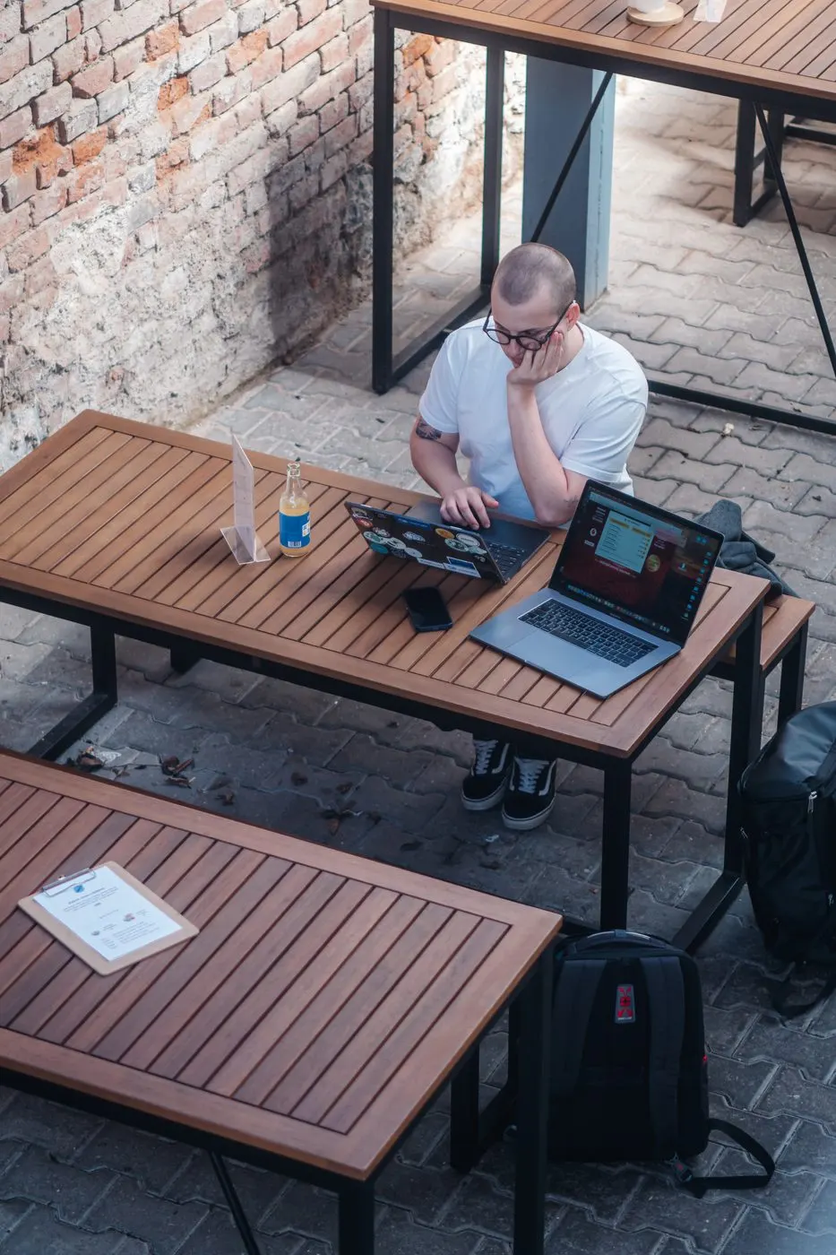 Venkovní natáčení podcastu u notebooku, freelance zakázka