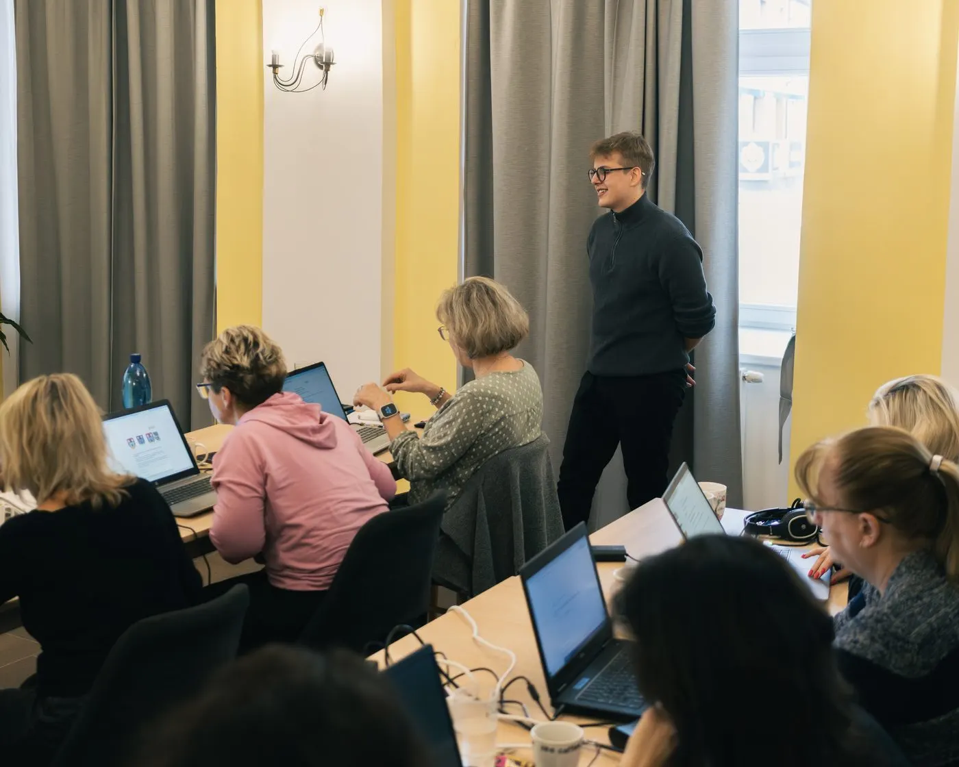 Seminář s účastníky u notebooků, foto a video dokumentace