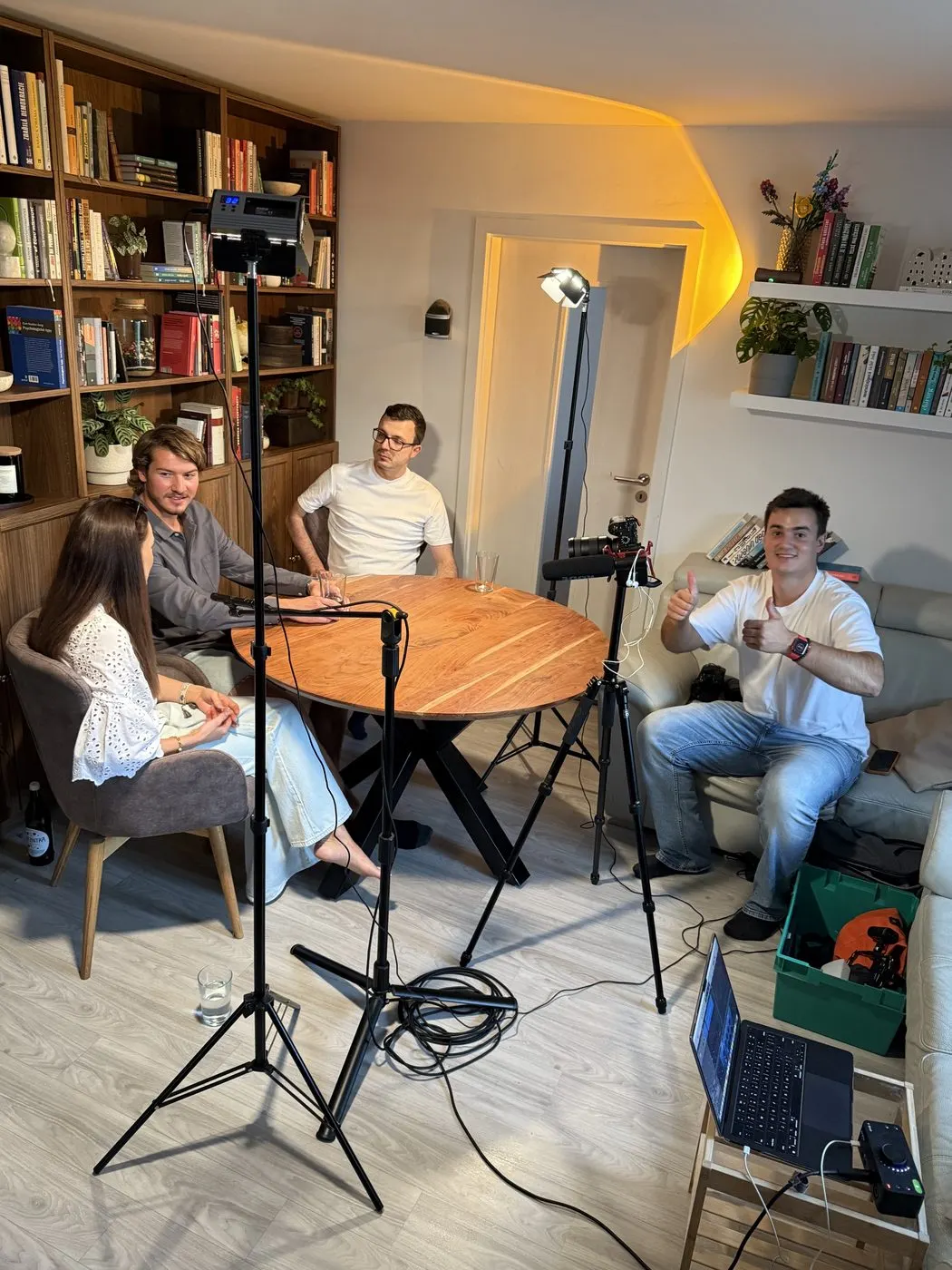 Zákulisí natáčení podcastu v domácím studiu