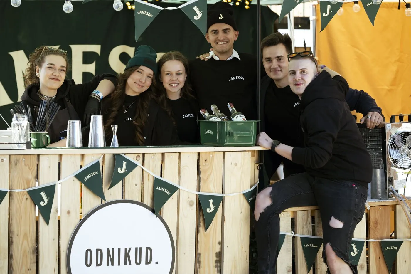 Tým barového cateringu Odnikud. na farmářském trhu