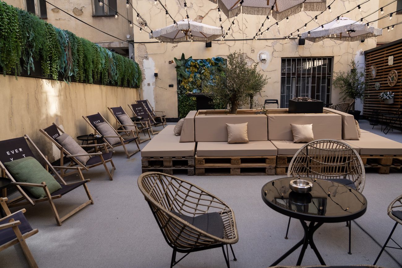 Venkovní terasa a lounge posezení Everything Pardubice