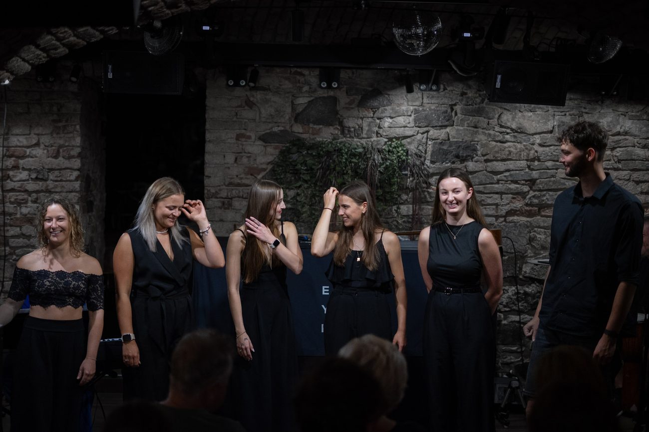 Hosté na akci u cihlové zdi v Everything Pardubice