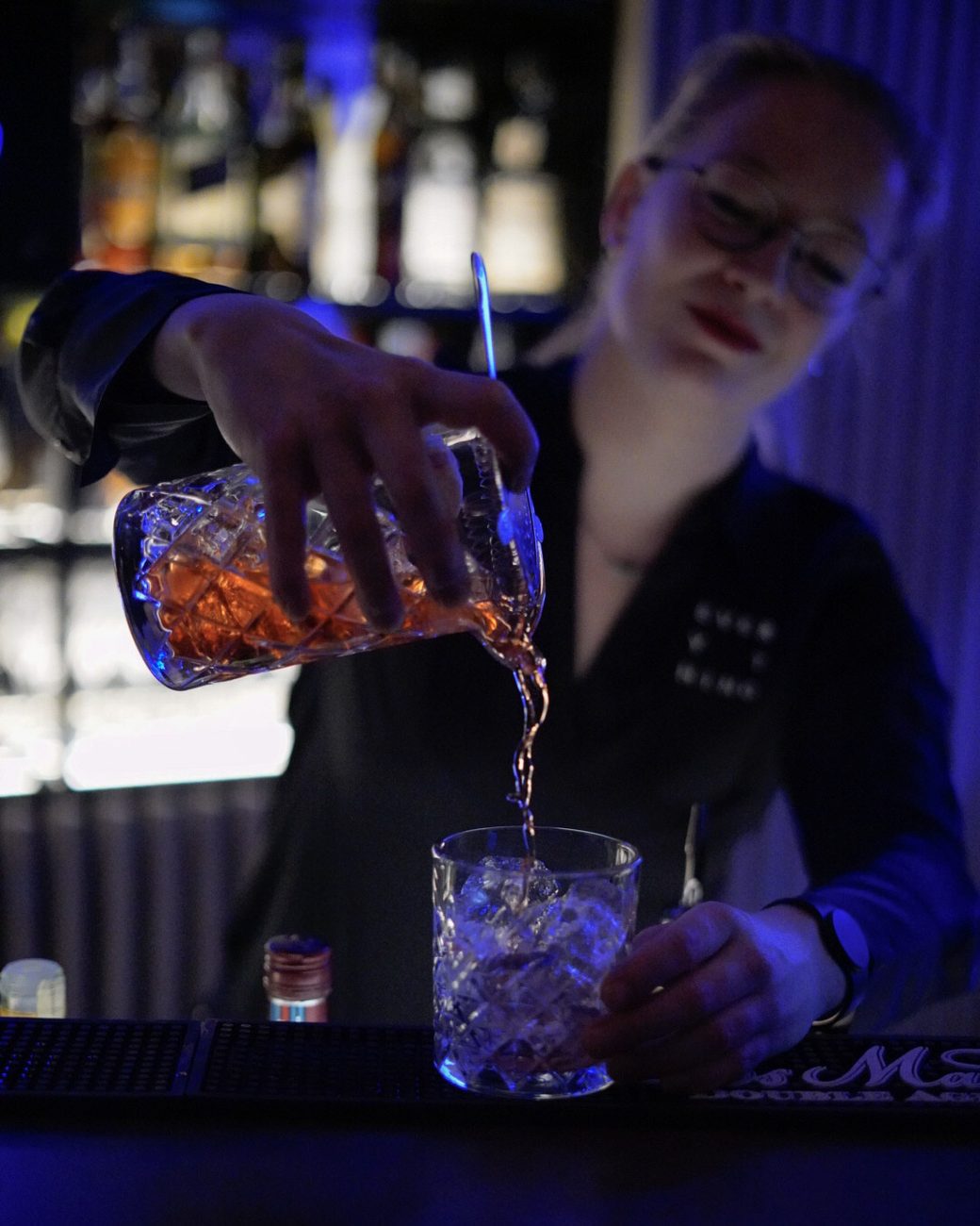 Barman připravuje koktejl v Everything Pardubice