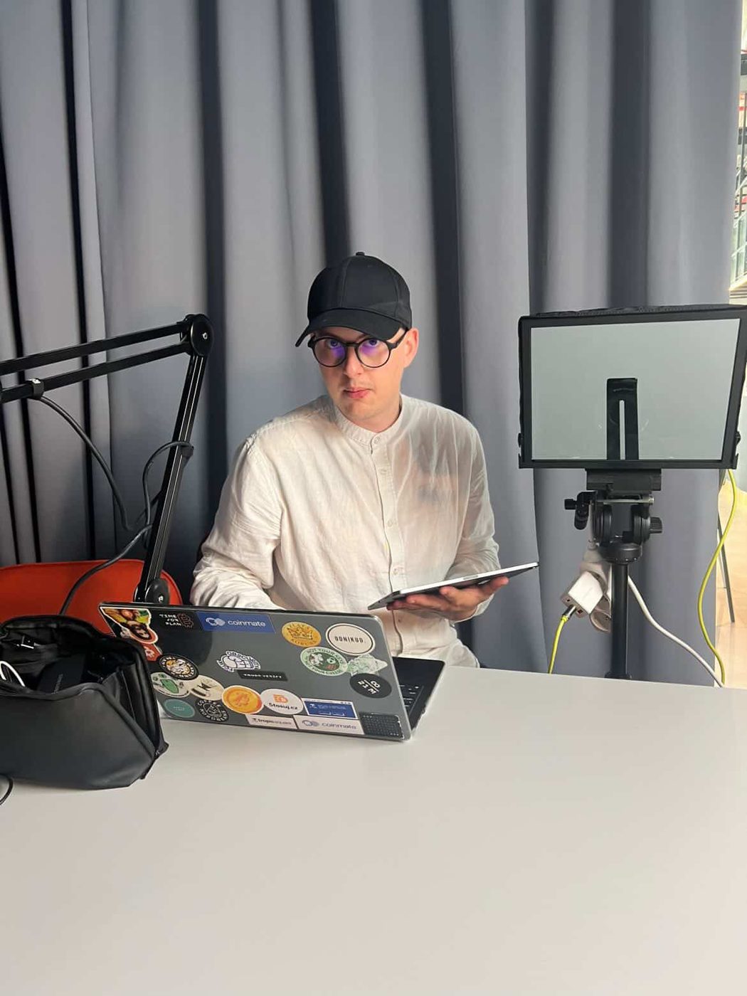 Tvorba obsahu u notebooku s ring light, freelance produkce