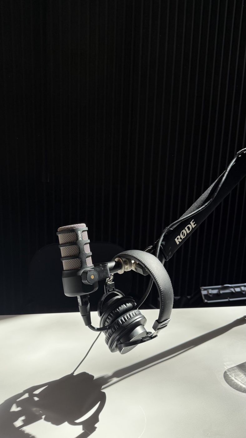 Mikrofon a zvuková technika pro produkci podcastu