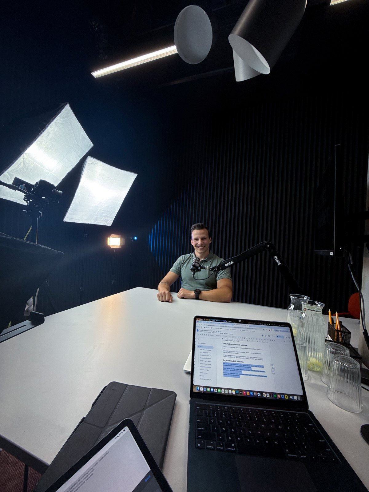 Natáčení video obsahu pro Coinmate.io ve studiu se světly